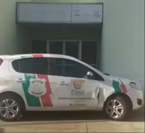 Viatura estacionada na entrada de delegacia em Teresina não permite o ao local(Imagem:Reprodução)