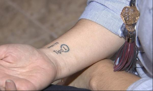 Professora tatuou no pulso que tem diabetes tipo 1.(Imagem:Reprodução/TV TEM)