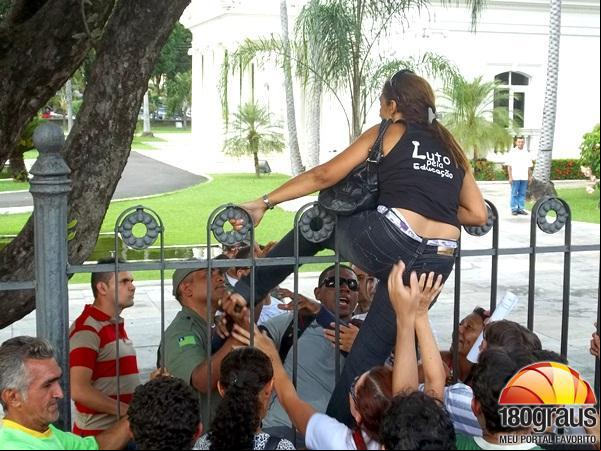 Alguns ainda pularam a grade.(Imagem:180graus)