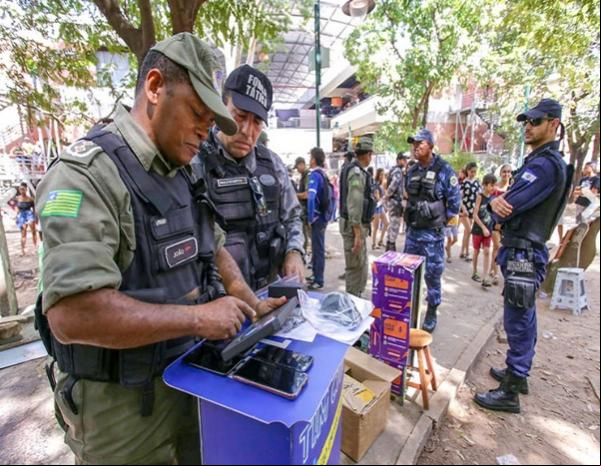 Operação apreende celulares em praça e PM promete fim de comércio ilegal.(Imagem:Roberta Aline/florianonews.piauiconectado.com)