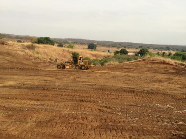 Máquina trabalhando no terreno supostamente do prefeito.(Imagem:G1PI)