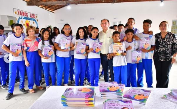 Prefeito Antonio Reis entrega livros do programa