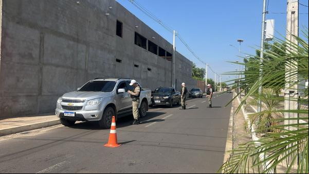 Pelotão de Trânsito intensifica bloqueios no centro de Floriano durante o período natalino.(Imagem:Divulgação/PM)
