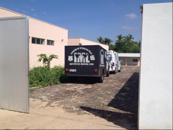 Instituto Médico Legal fez a remoção do corpo no terreiro de umbanda.(Imagem:Gilcilene Araújo/G1)