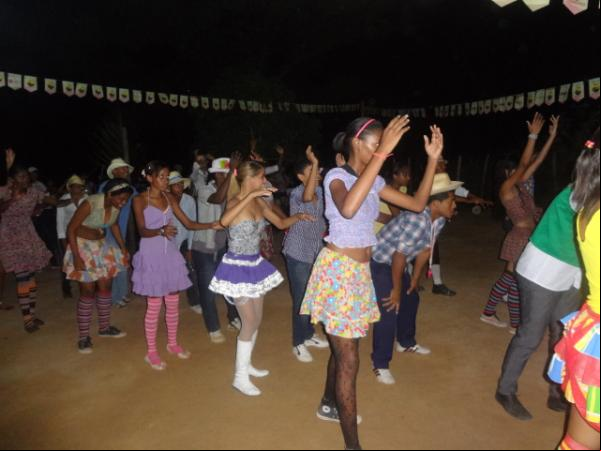Repórter Amarelinho realizou festival de quadrilhas na localidade Morrinhos.(Imagem:FlorianoNews)