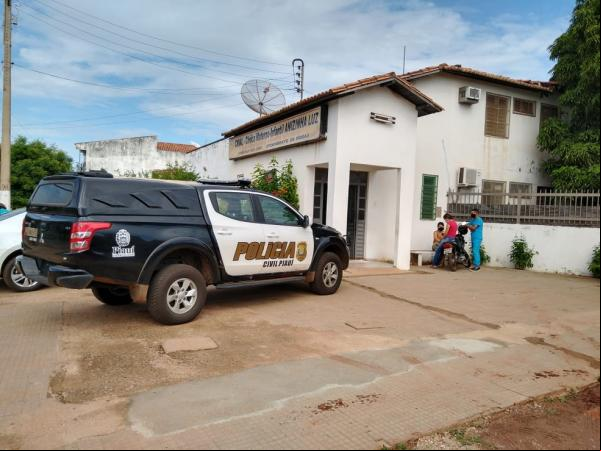 Polícia Civil de Picos na clínica onde ocorreu o crime.(Imagem:Antônio Rocha/TV Clube)