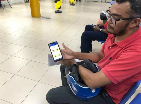 Usuário mostra aplicativo usado para carteira de habilitação.(Imagem:Layza Mourão/g1 PI)