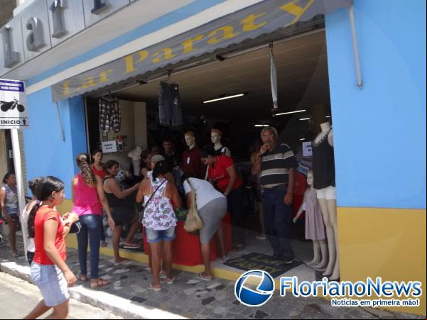 Consumidores aproveitaram o saldão de Natal na loja Lar Paraty.(Imagem:FlorianoNews)