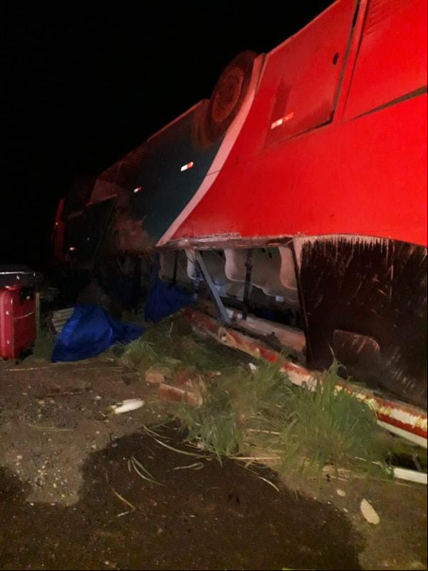 Ônibus vira em Bertolínia e deixa mais de 40 feridos (Imagem:Divulgação)