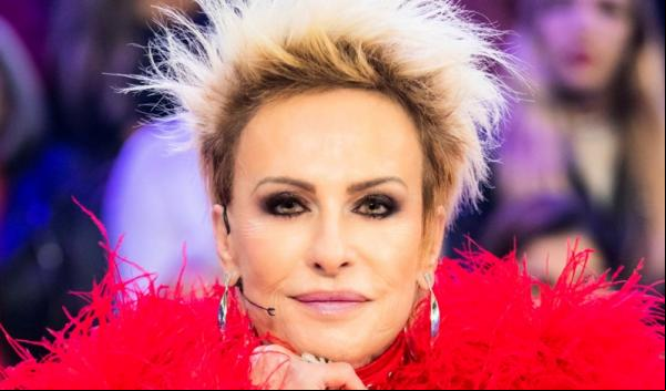 Segundo os apresentadores, Ana Maria Braga foi acometida por uma gripe. A apresentadora se submeteu a dois testes de Covid-19, doença que ela contraiu no ano ado, mas ambos der(Imagem:Reprodução)