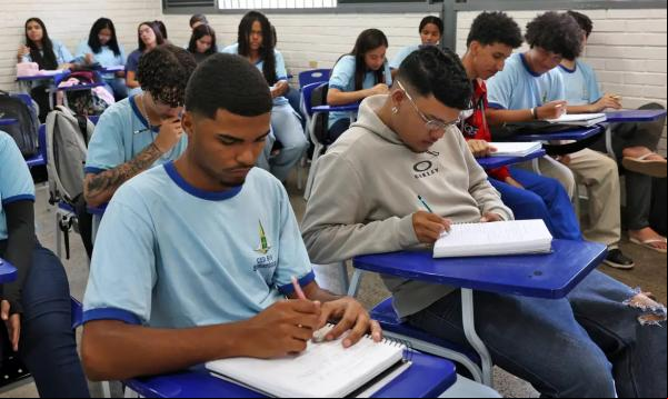 Programa Pé-de-Meia. Alunos da escola CED619 da Samambaia.(Imagem:Antônio Cruz/Agência Brasil)
