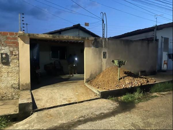 Fossa explode em quintal de casa na Zona Sul de Teresina; três pessoas ficaram feridas.(Imagem:Christhian Sousa/ TV Clube)