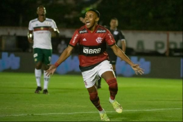 O início da partida deu a impressão de que o jovem time do Flamengo iria atropelar a Portuguesa. Com uma forte marcação na saída de bola e velocidade no ataque, a equipe da Gávea a(Imagem:Reprodução)