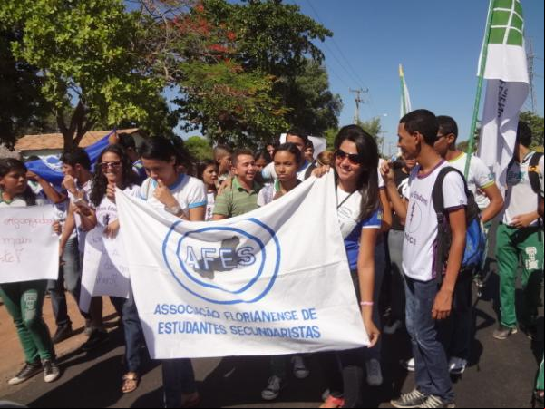 Estudantes florianenses participaram de caminhada da AFES.(Imagem:FlorianoNews)