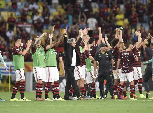 O regente: Jorge Jesus comanda da equipe antes, durante e depois dos jogos.(Imagem:André Durão)