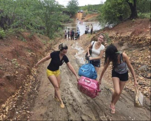 Corpo de Bombeiros faz travessia de famílias isoladas na cidade de Dom Inocêncio.(Imagem:florianonews.piauiconectado.com)