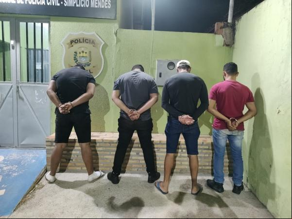 Carga ilegal de cigarros avaliada em R$ 1 milhão é apreendida em Simplício Mendes.(Imagem: PMPI)