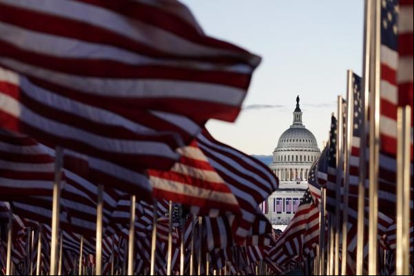 Domo do Capitólio dos EUA é visto a partir da instalação das bandeiras no eio Nacional, em Washington, em 20 de janeiro de 2021.(Imagem: Julio Cortez/AP)
