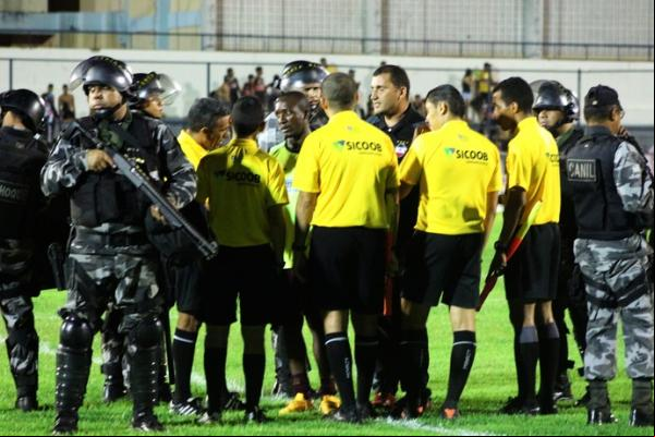 Arbitragem foi polêmica e riverinos reclamaram bastante.(Imagem:Joana Darc Cardoso)