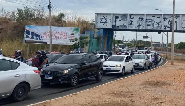 Fila de carros na Avenida Padre Pietrogrande, Zona Sudeste de Teresina.(Imagem:Viviana Cruz/TV Clube)