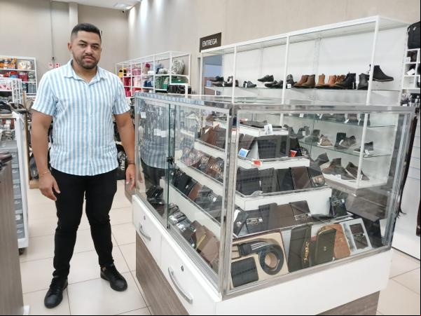 Jhoney Monteiro, chefe do setor de calçados do Armazém Paraíba.(Imagem:FlorianoNews)