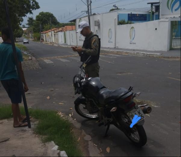 Polícia Militar recupera motocicleta furtada em Floriano após denúncia.(Imagem:Divulgação/PM)