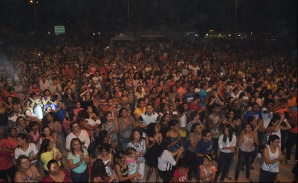 Pe. Juarez de Castro faz show em Floriano(Imagem:Waldemir Miranda)