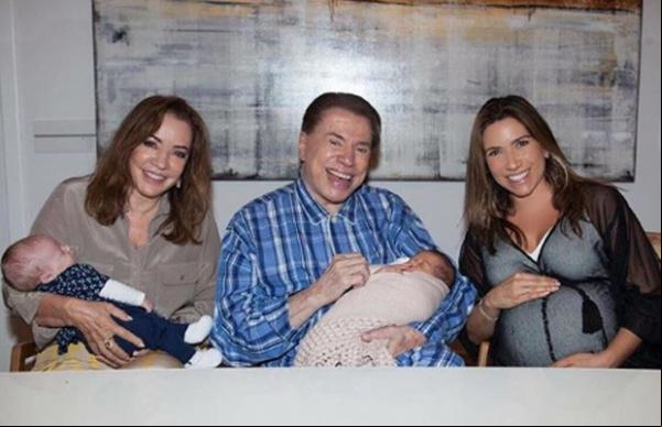 Sílvio Santos posa com 