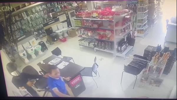 Indivíduos armados rendem proprietário e funcionária de loja de material de construção em Floriano.(Imagem:Reprodução)