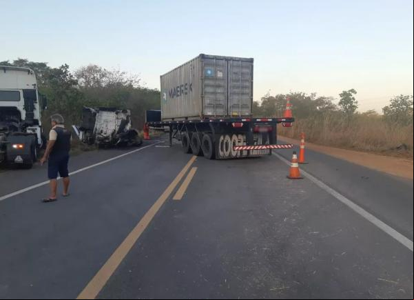 Acidente envolvendo dois caminhões na BR-343, em Altos, no Piauí.(Imagem:Divulgação/PRF)