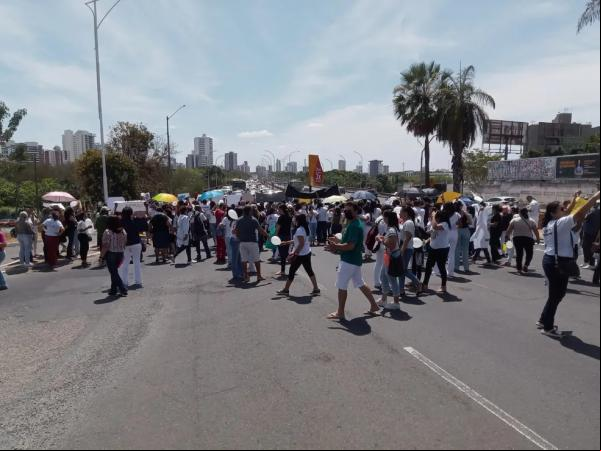 Profissionais da enfermagem fazem protestos no Piauí contra suspensão da lei do piso salarial da categoria.(Imagem:g1 )