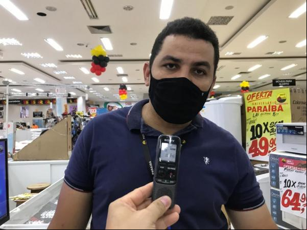 Bezerra, chefe do setor de móveis e eletros do Armazém Paraíba(Imagem:FlorianoNews)