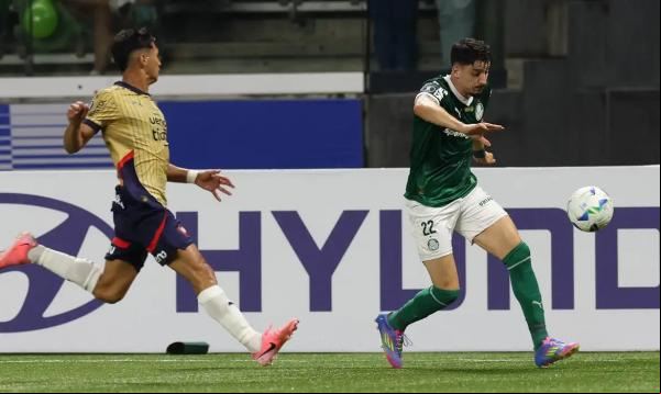 O jogador Joaquín Piquerez, da SE Palmeiras, disputa bola com o jogador do C Cerro Porteño, durante partida válida pela fase de grupos, da Copa Libertadores, na arena Allianz Parqu(Imagem:Cesar Greco/Palmeiras/by Canon)