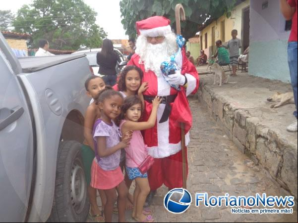 Crianças recebem primeiros presentes do Papai Noel dos Correios em Floriano.(Imagem:FlorianoNews)