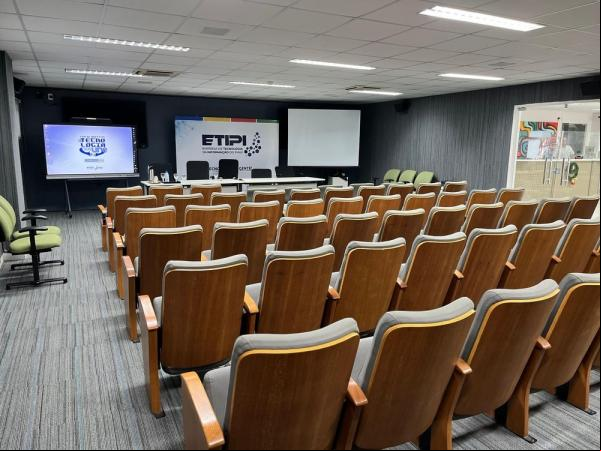 A empresa dispõe de auditório moderno, novo sistema de som, laboratório com recursos multimídia e internet. Quase 6 mil pessoas aram por esses espaços neste ano.(Imagem:Divulgação)