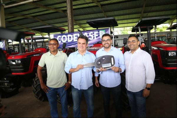Ciro Nogueira entrega tratores e equipamentos agrícolas a prefeitos(Imagem:Divulgação)