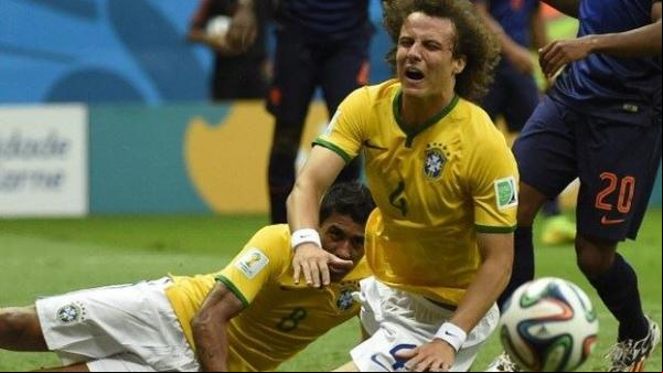 David Luiz vai ao chão em derrota do Brasil contra Holanda.(Imagem:Getty Images)
