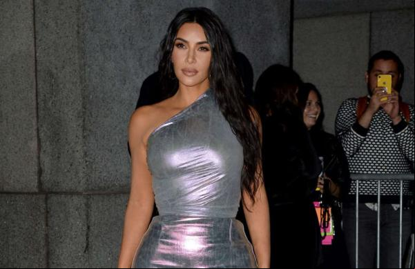 De acordo com o jornal britânico Daily Mail, a estrela de reality show - que anunciou o término de seu casamento com Kanye West no ano ado - e o comediante foram vistos embarca(Imagem:Reprodução)