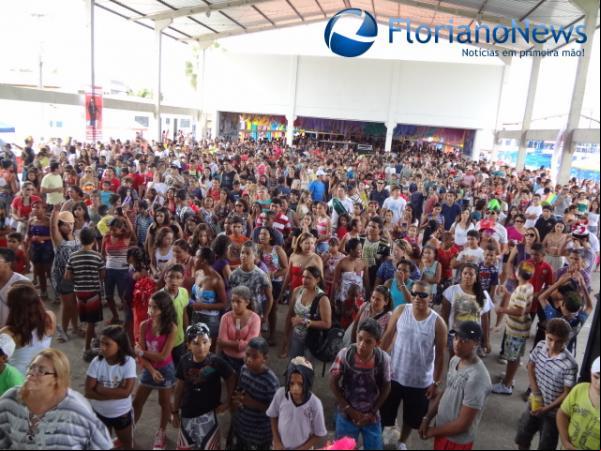 Matinê de carnaval reúne centenas de foliões no CEC.(Imagem: FlorianoNews)