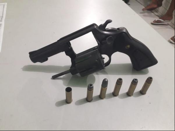Arma de fogo apreendida com adolescentes suspeitos de latrocínio em Teresina tinha um cartucho deflagrado.(Imagem:Divulgação/ Polícia Militar)