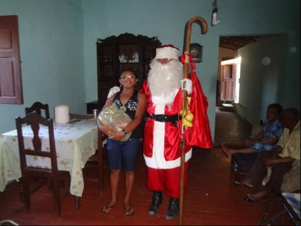 Papai Noel entrega brinquedos e cestas básicas em Floriano.(Imagem: FlorianoNews)