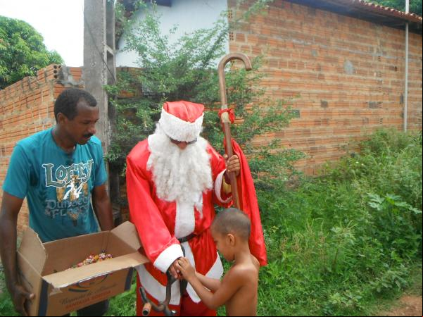 Papai Noel promoveu manhã de alegria com distribuição de bombons em Floriano.(Imagem:FlorianoNews)