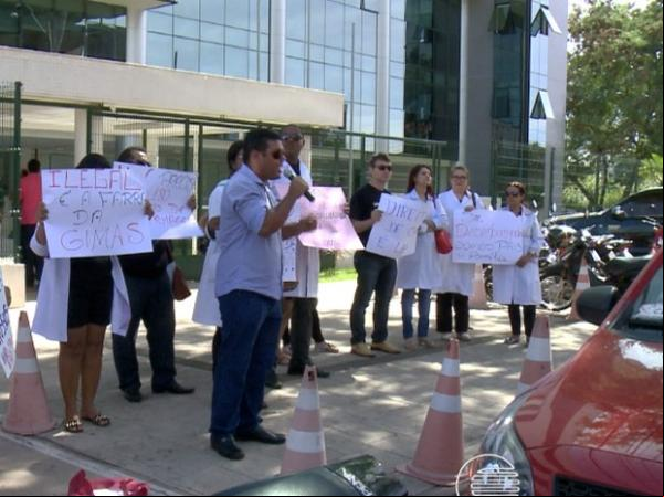 Servidores fizeram manifestação em frente ao prédio do Tribunal de Justiça.(Imagem:Reprodução/TV Clube)