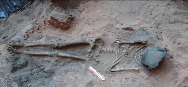 Arqueólogos encontram esqueleto de indígena adulto sepultado diante de parede com gravuras rupestres em Guaribas, no Sul do Piauí.(Imagem:Professora Cláudia Cunha/ UFPI)