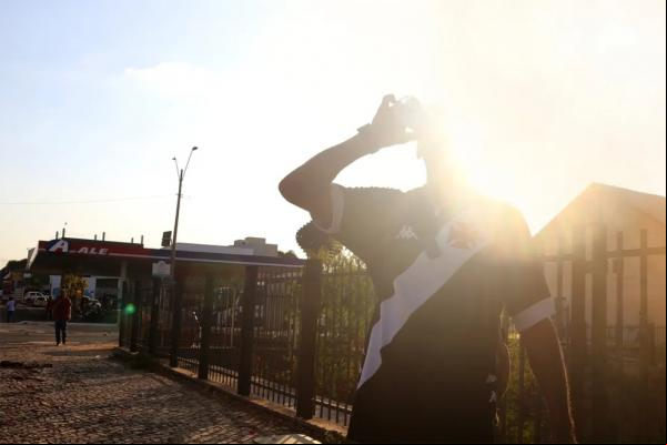 Homem bebe água debaixo de sol forte no Centro de Teresina, Piauí.(Imagem:Pedro Lima/g1)