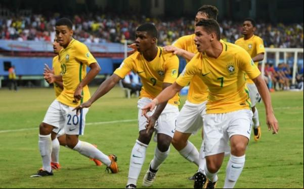 Paulinho e Lincoln são entrosados até na comemoração dos gols.(Imagem: Getty Images/Fifa)