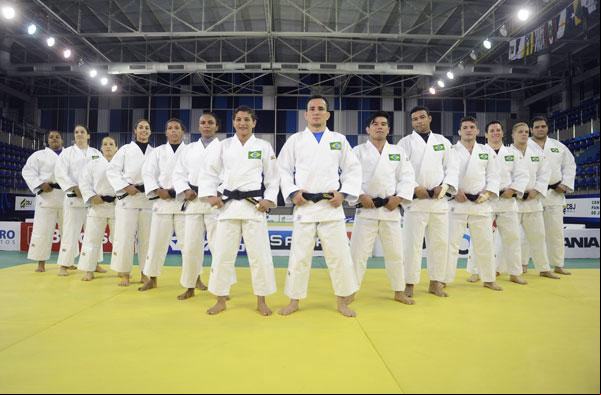 Sarah Menezes recebe quimono oficial para os Jogos Olímpicos.(Imagem:florianonews.piauiconectado.com)