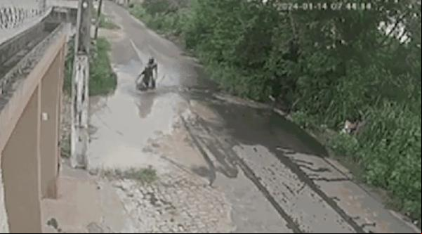 Motociclista cai em buraco escondido pela água da chuva com esposa e bebê de colo, em Floriano.(Imagem:Reprodução)