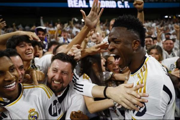Vinicius Junior comemora com Rodrygo e torcedores a vitória do Real Madrid sobre o Barcelona.(Imagem:Reuters)