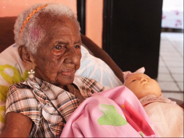 Dona Dolores e sua boneca ao qual deu o nome de Jacira.(Imagem:Patrícia Andrade/G1)